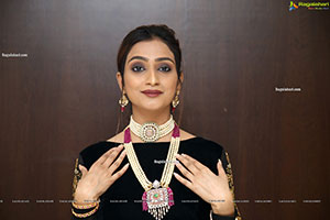 Model Fasiha Waseem in Traditional Jewellery