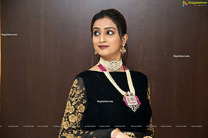 Model Fasiha Waseem in Traditional Jewellery