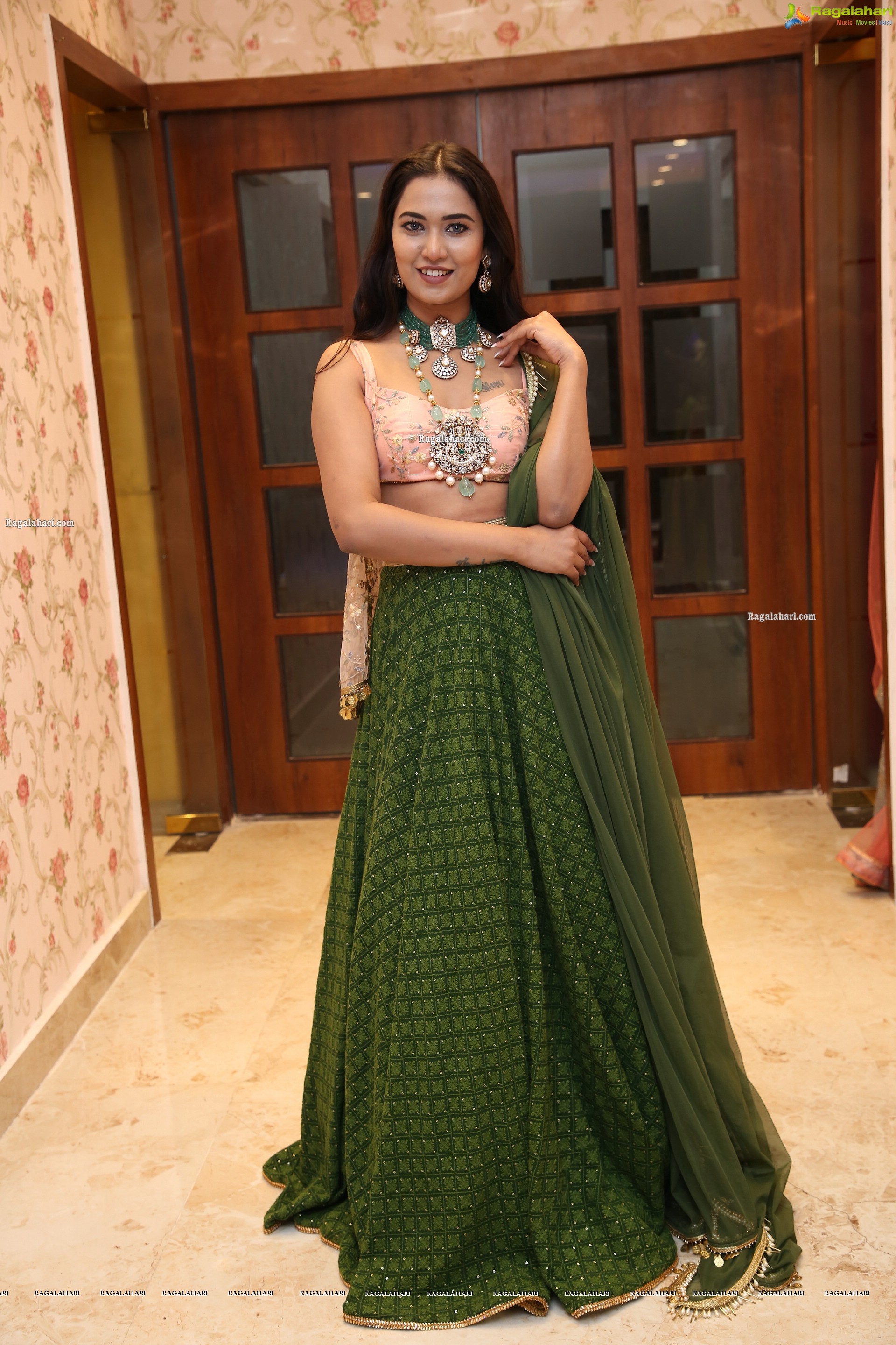 Honey Reddy Poses With Gold Jewellery, HD Photo Gallery