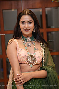 Honey Reddy Poses With Gold Jewellery