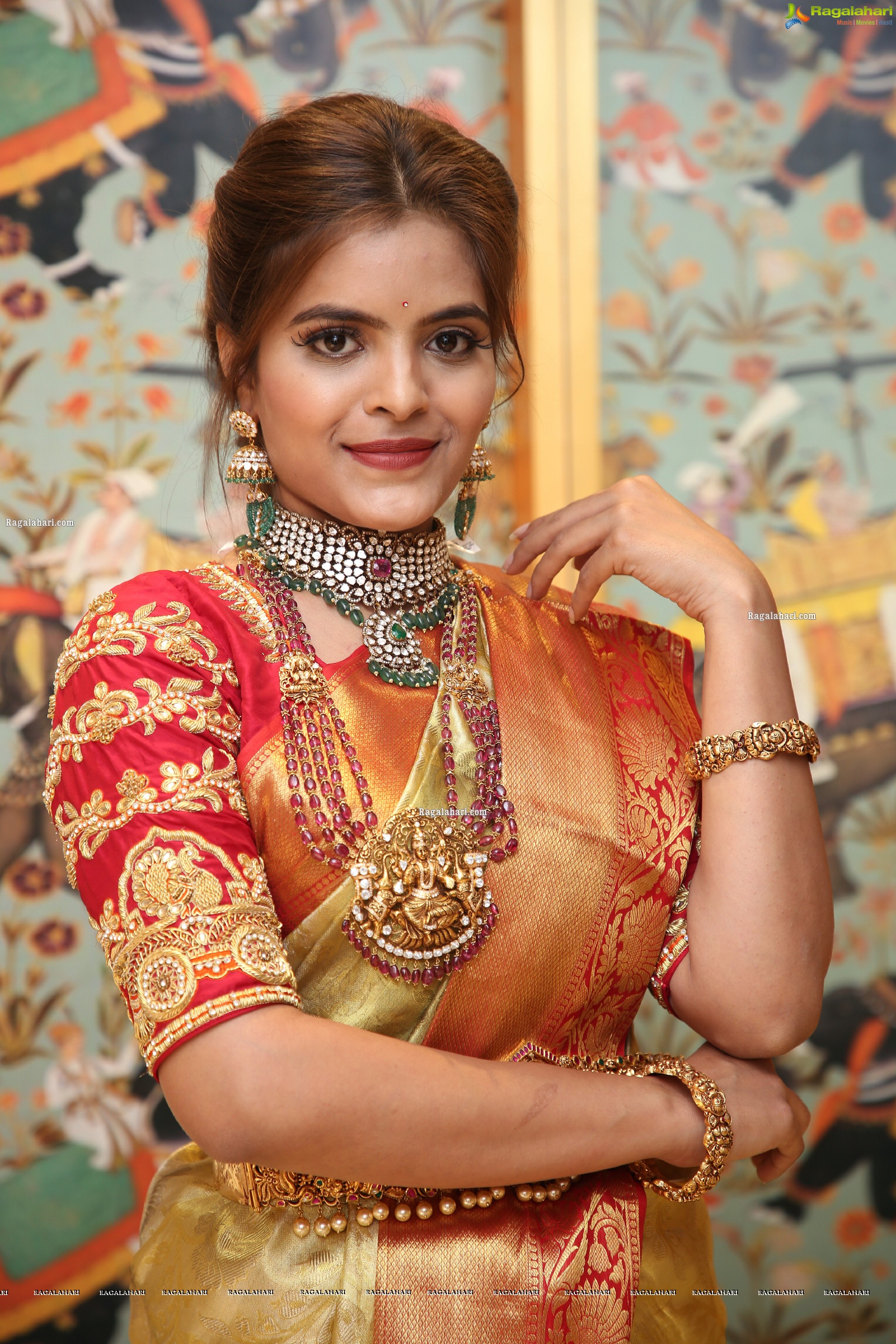 Kusumm Poses With Gold Jewellery, HD Photo Gallery