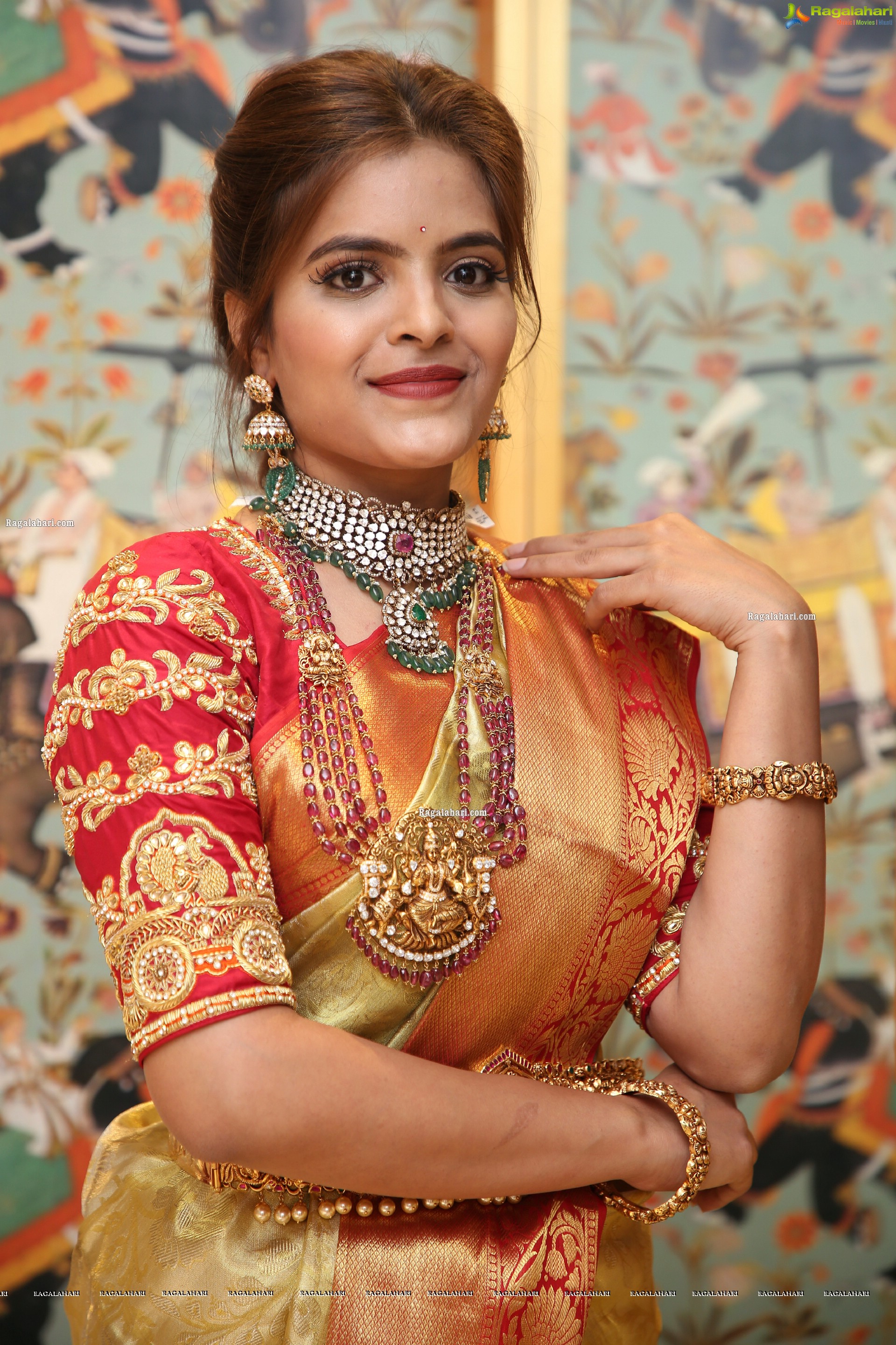 Kusumm Poses With Gold Jewellery, HD Photo Gallery