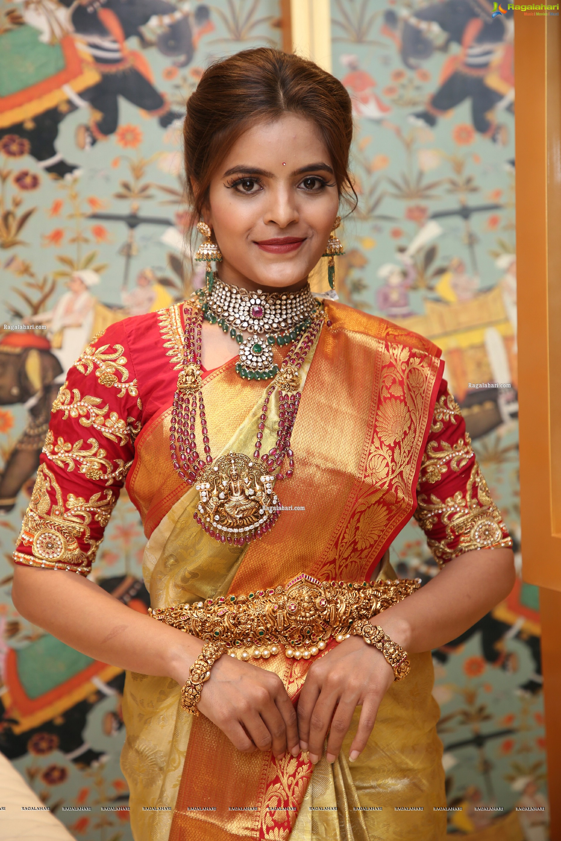 Kusumm Poses With Gold Jewellery, HD Photo Gallery