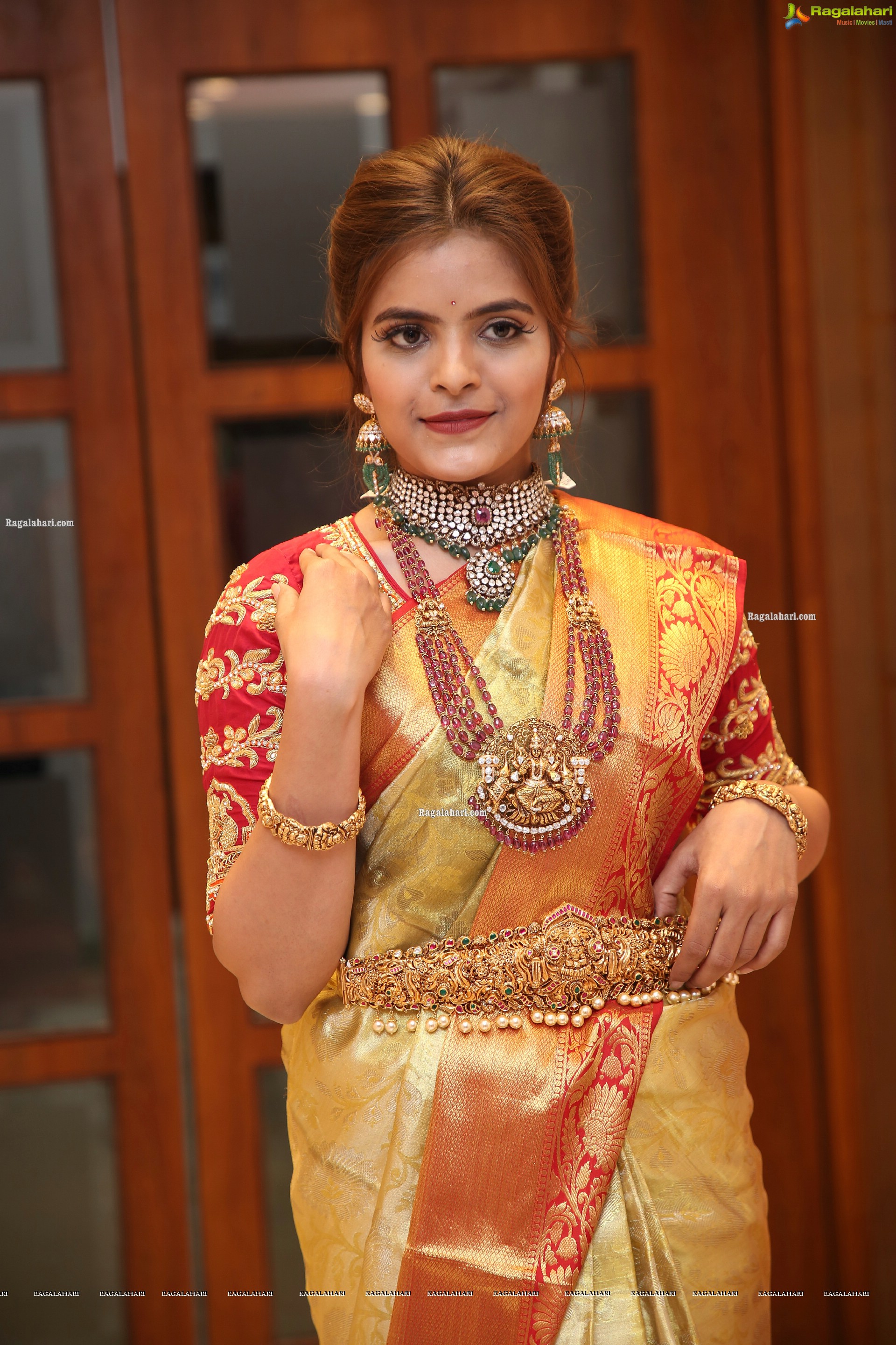 Kusumm Poses With Gold Jewellery, HD Photo Gallery