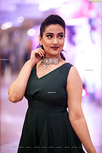Anchor Manjusha at Enemy Movie Pre-Release Event