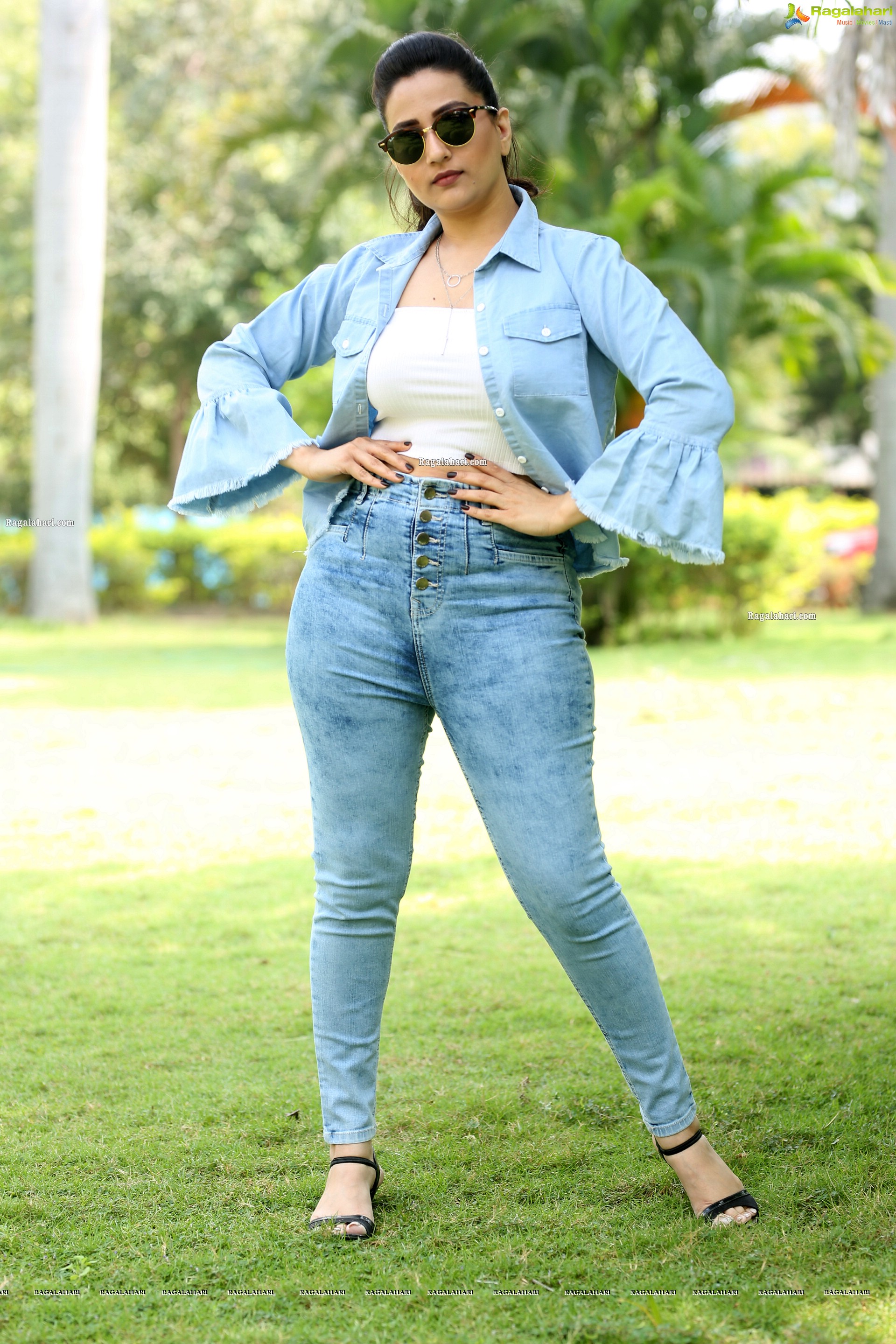 Anchor Manjusha at Romantic Movie Press Meet, HD Photo Gallery