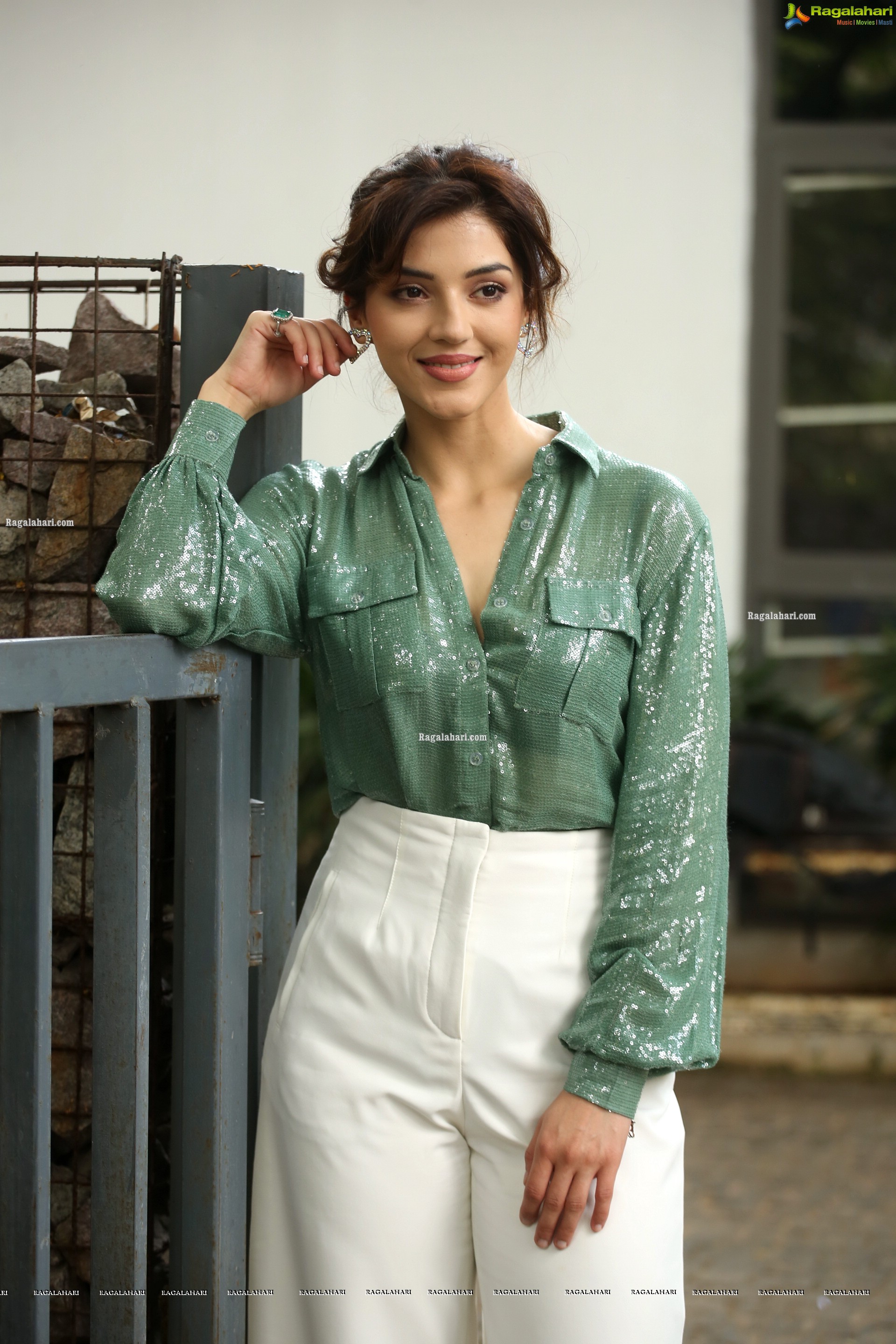 Mehreen Kaur at Manchi Rojulochaie Movie Interview, HD Photo Gallery