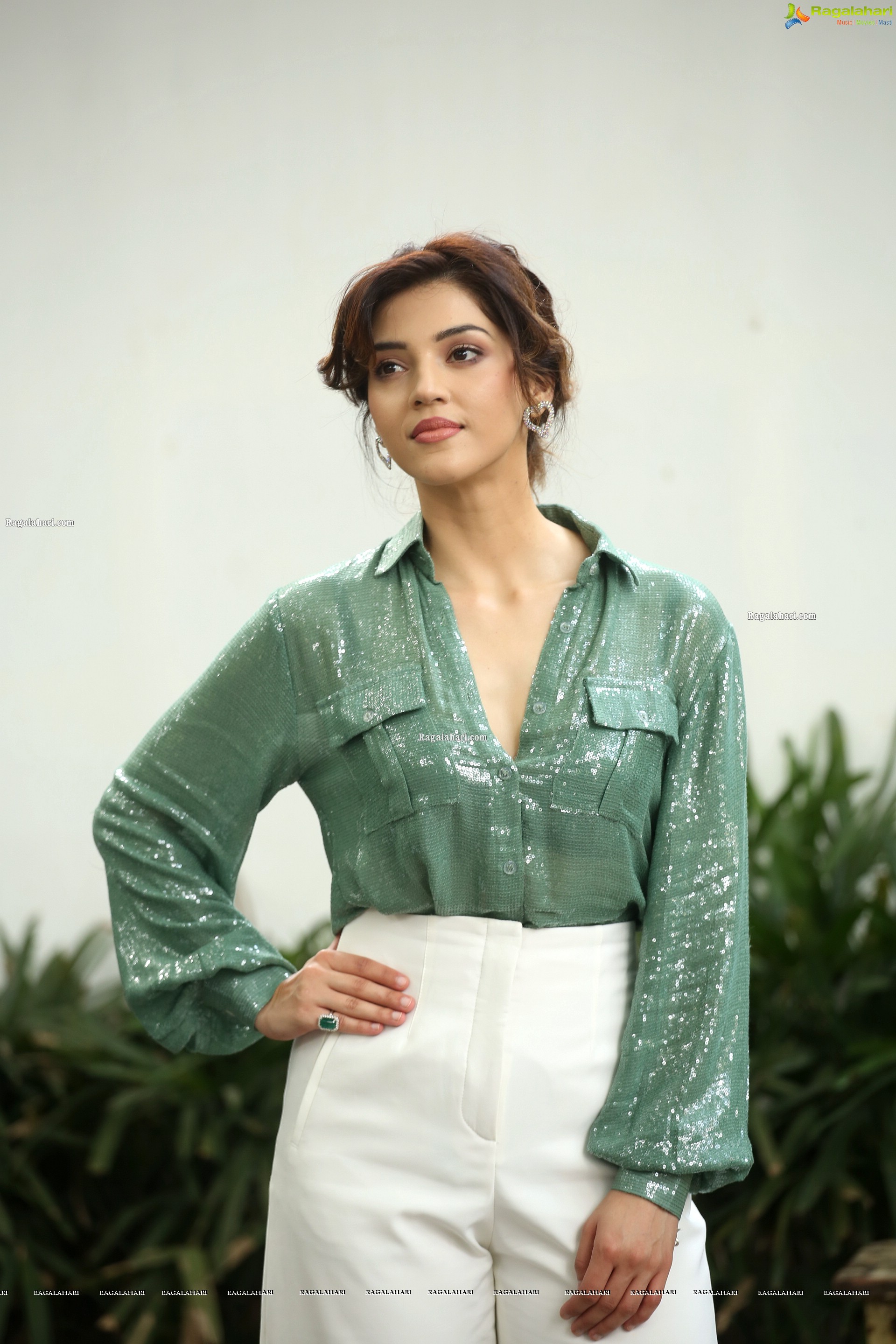 Mehreen Kaur at Manchi Rojulochaie Movie Interview, HD Photo Gallery