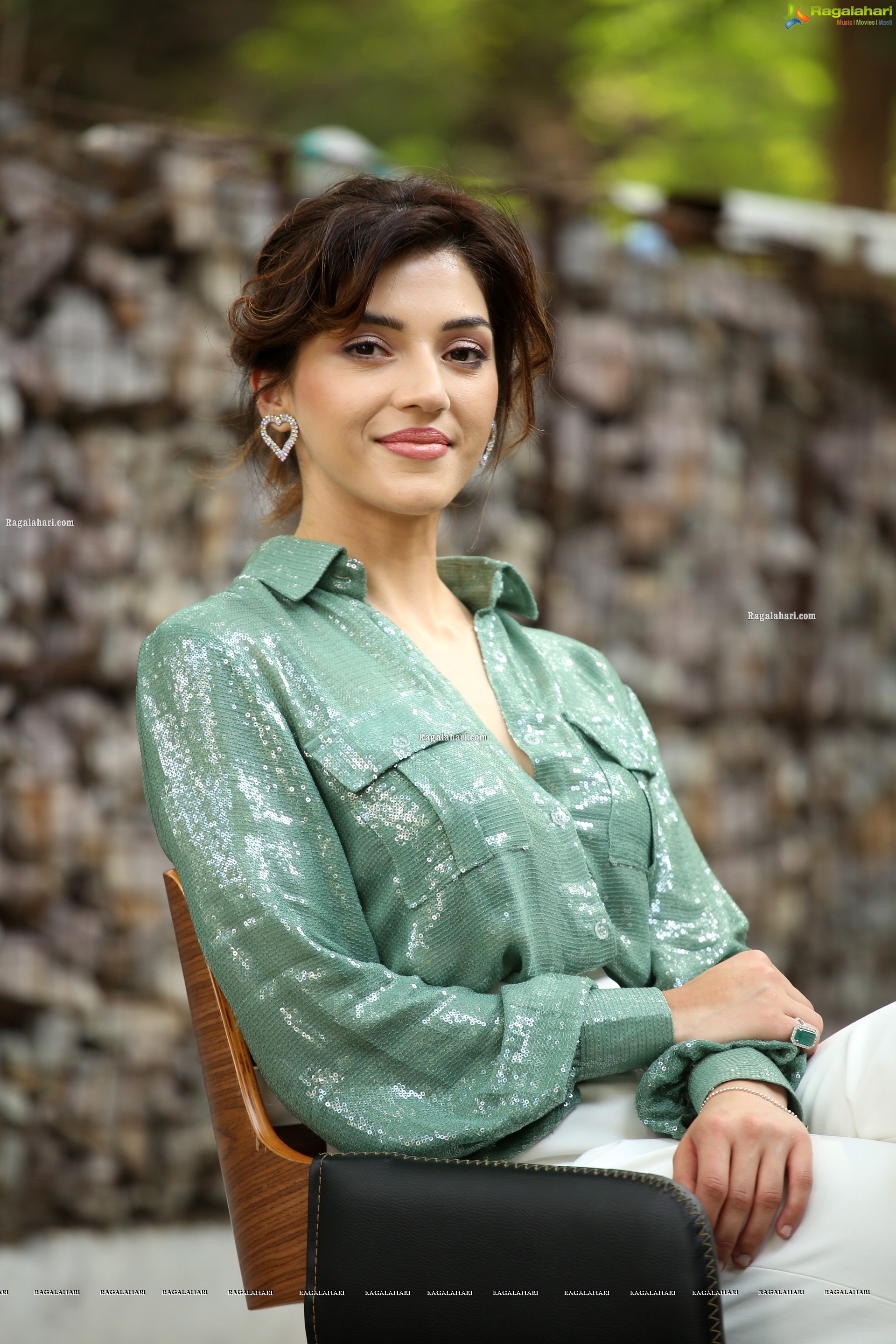 Mehreen Kaur at Manchi Rojulochaie Movie Interview, HD Photo Gallery