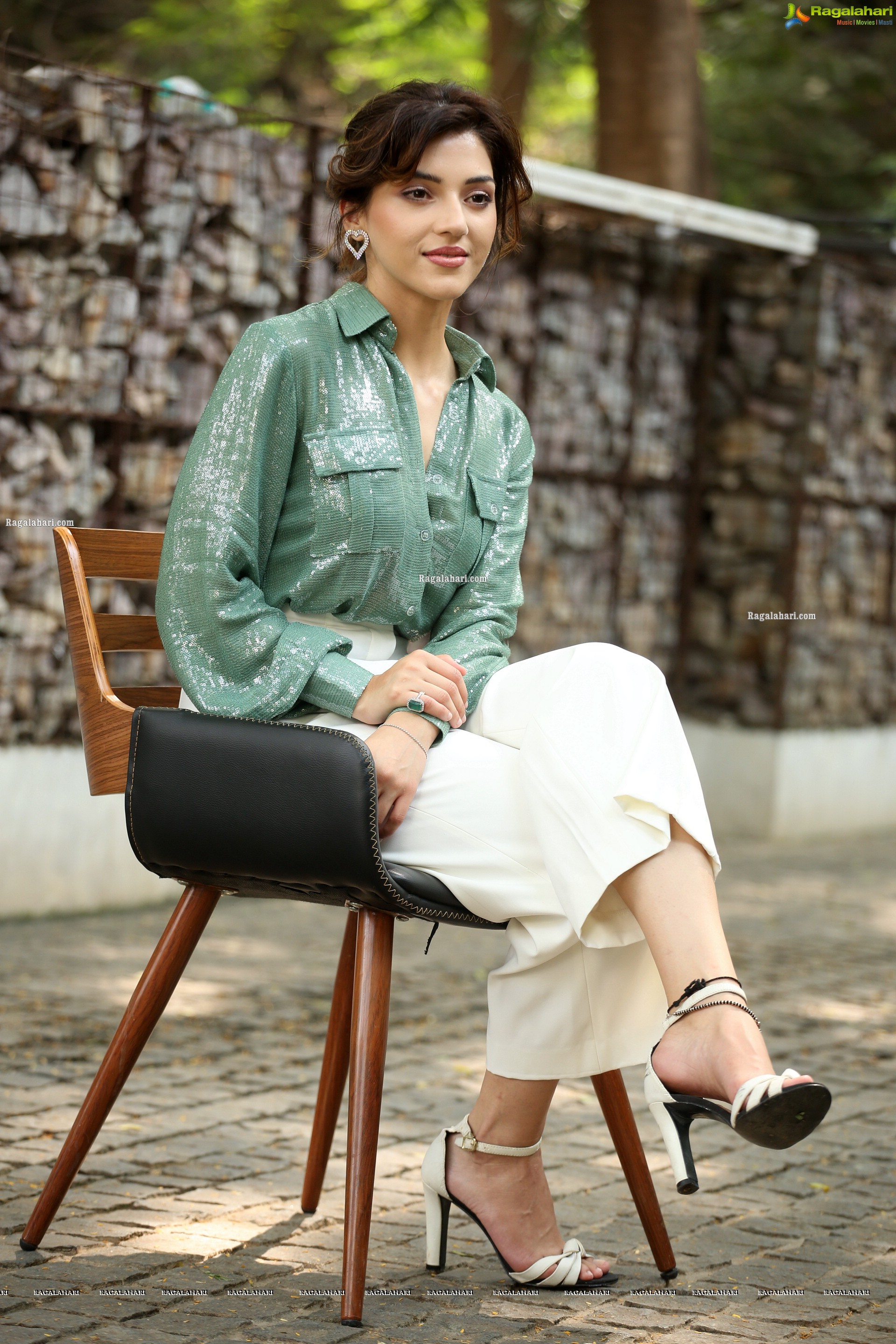 Mehreen Kaur at Manchi Rojulochaie Movie Interview, HD Photo Gallery