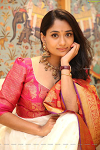 Sandhya Raju HD Stills in Traditional Jewellery