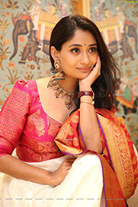 Sandhya Raju HD Stills in Traditional Jewellery