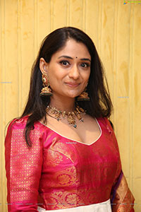 Sandhya Raju HD Stills in Traditional Jewellery