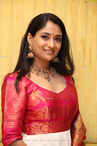 Sandhya Raju HD Stills in Traditional Jewellery