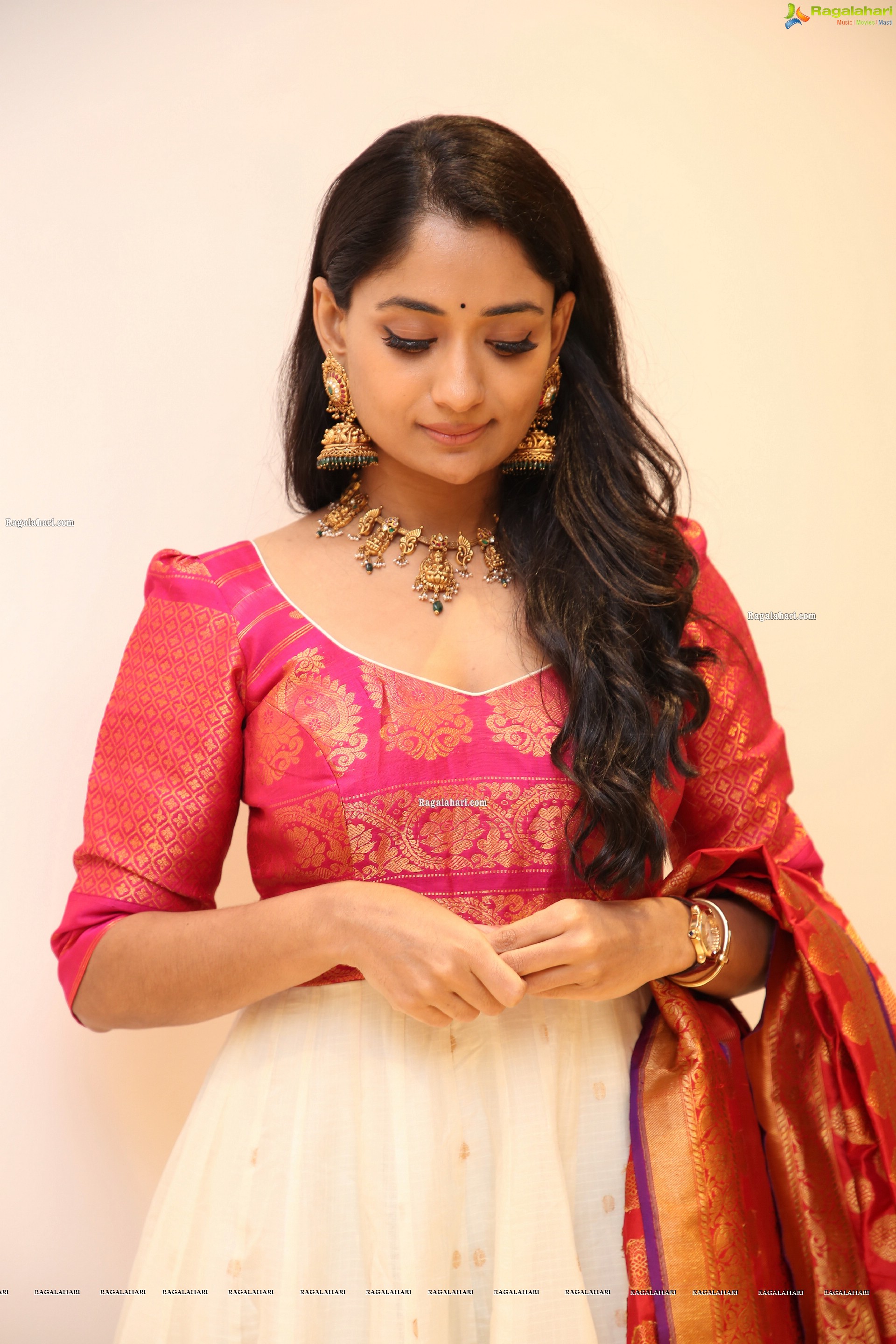 Sandhya Raju in Traditional Jewellery, HD Photo Gallery