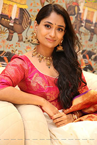 Sandhya Raju HD Stills in Traditional Jewellery