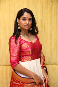 Sandhya Raju HD Stills in Traditional Jewellery