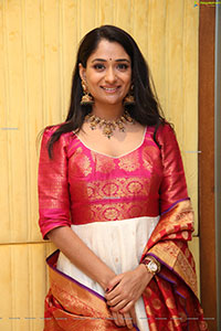 Sandhya Raju HD Stills in Traditional Jewellery