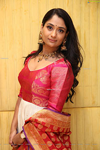 Sandhya Raju HD Stills in Traditional Jewellery