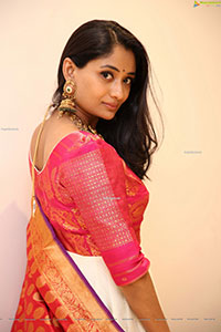 Sandhya Raju HD Stills in Traditional Jewellery