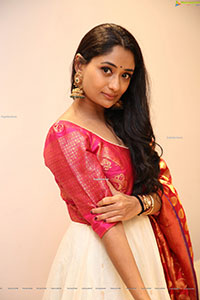 Sandhya Raju HD Stills in Traditional Jewellery