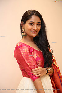 Sandhya Raju HD Stills in Traditional Jewellery