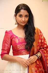 Sandhya Raju HD Stills in Traditional Jewellery