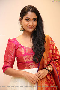 Sandhya Raju HD Stills in Traditional Jewellery