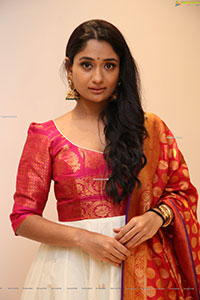 Sandhya Raju HD Stills in Traditional Jewellery