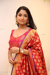 Sandhya Raju HD Stills in Traditional Jewellery