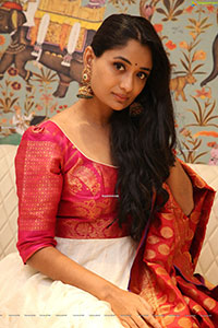 Sandhya Raju HD Stills in Traditional Jewellery