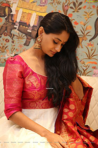 Sandhya Raju HD Stills in Traditional Jewellery