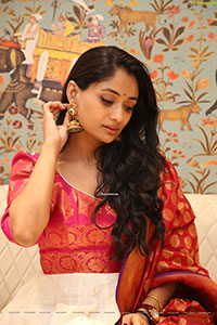 Sandhya Raju HD Stills in Traditional Jewellery