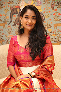 Sandhya Raju HD Stills in Traditional Jewellery