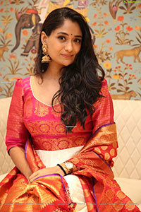 Sandhya Raju HD Stills in Traditional Jewellery