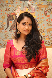 Sandhya Raju HD Stills in Traditional Jewellery