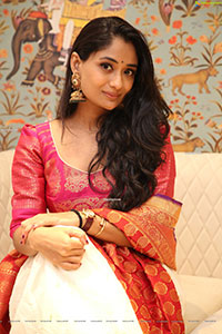 Sandhya Raju HD Stills in Traditional Jewellery