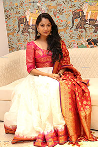 Sandhya Raju HD Stills in Traditional Jewellery