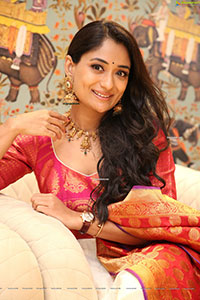 Sandhya Raju HD Stills in Traditional Jewellery