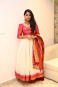 Sandhya Raju HD Stills in Traditional Jewellery