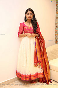 Sandhya Raju HD Stills in Traditional Jewellery