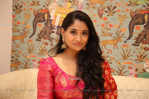 Sandhya Raju HD Stills in Traditional Jewellery