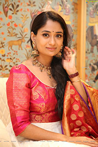 Sandhya Raju HD Stills in Traditional Jewellery