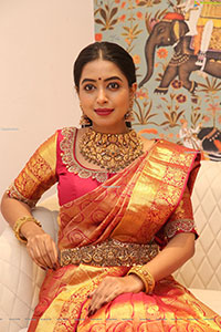 Sheetal in Traditional Jewellery