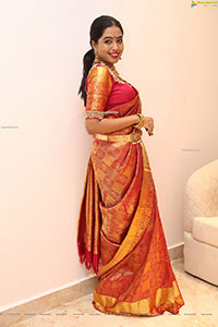 Sheetal in Traditional Jewellery