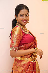 Sheetal in Traditional Jewellery