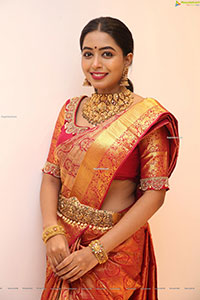 Sheetal in Traditional Jewellery