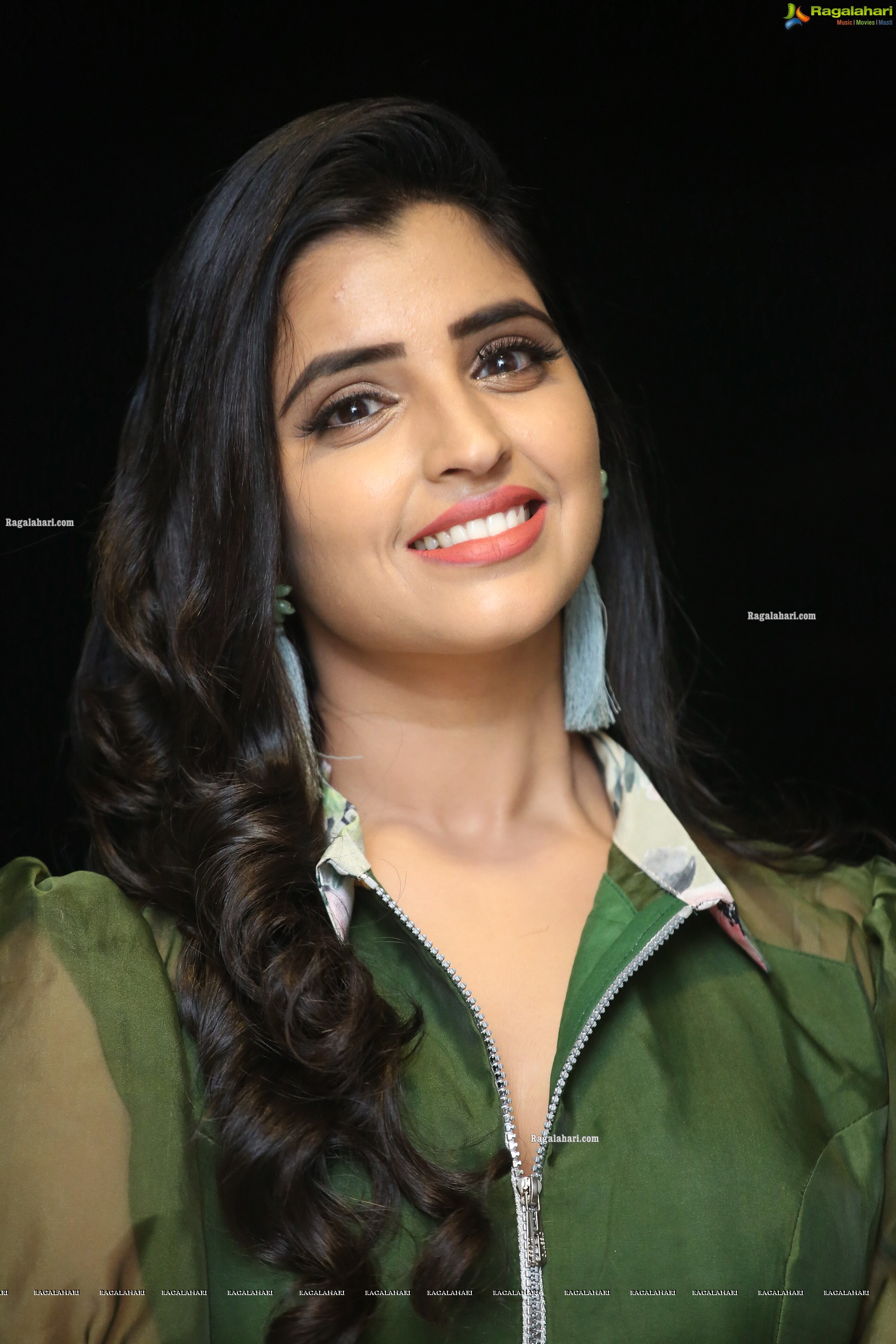 Anchor Shyamala at Manchi Rojulochaie Movie Pre-Release Event, HD Photo Gallery