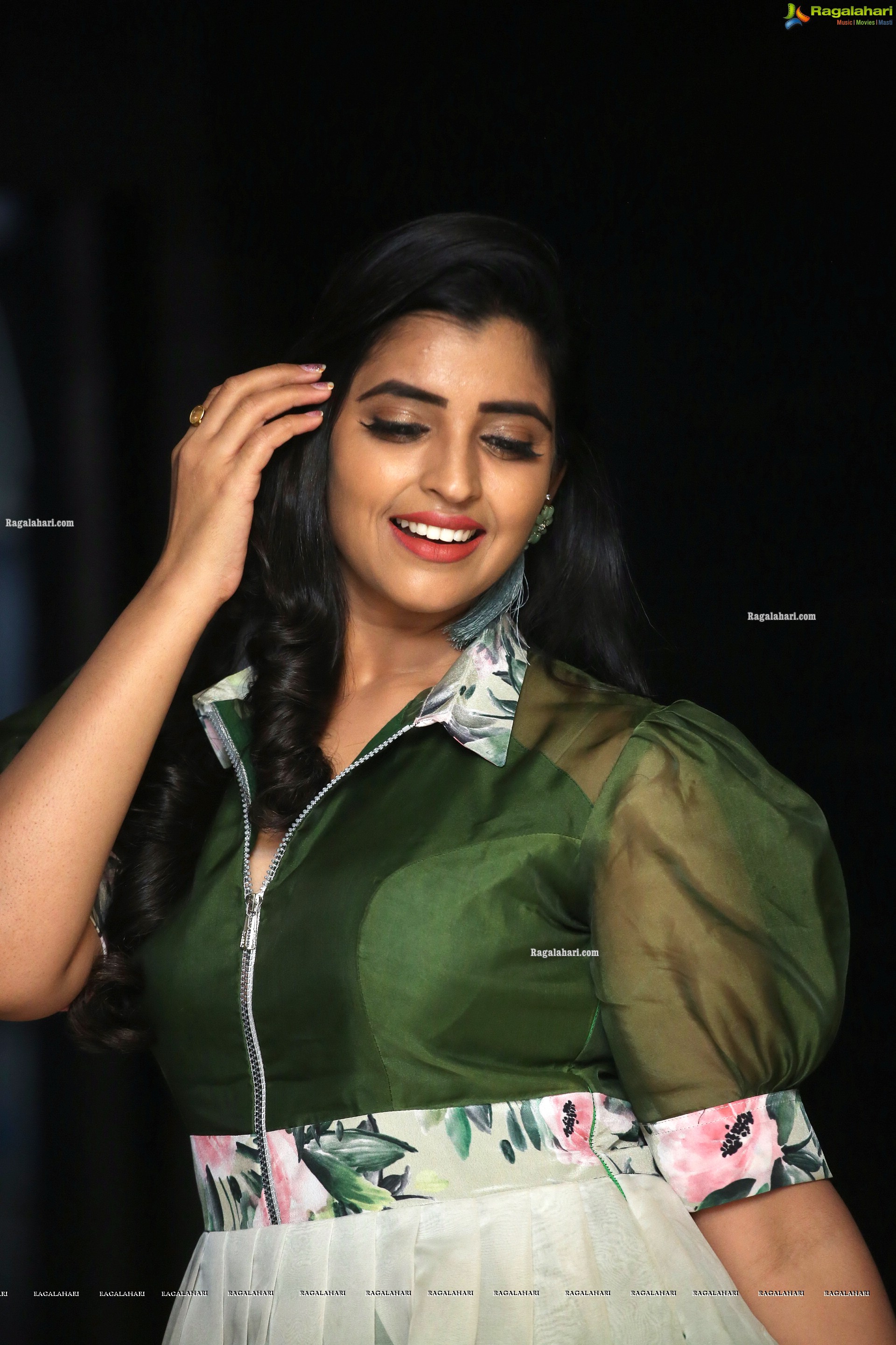 Anchor Shyamala at Manchi Rojulochaie Movie Pre-Release Event, HD Photo Gallery