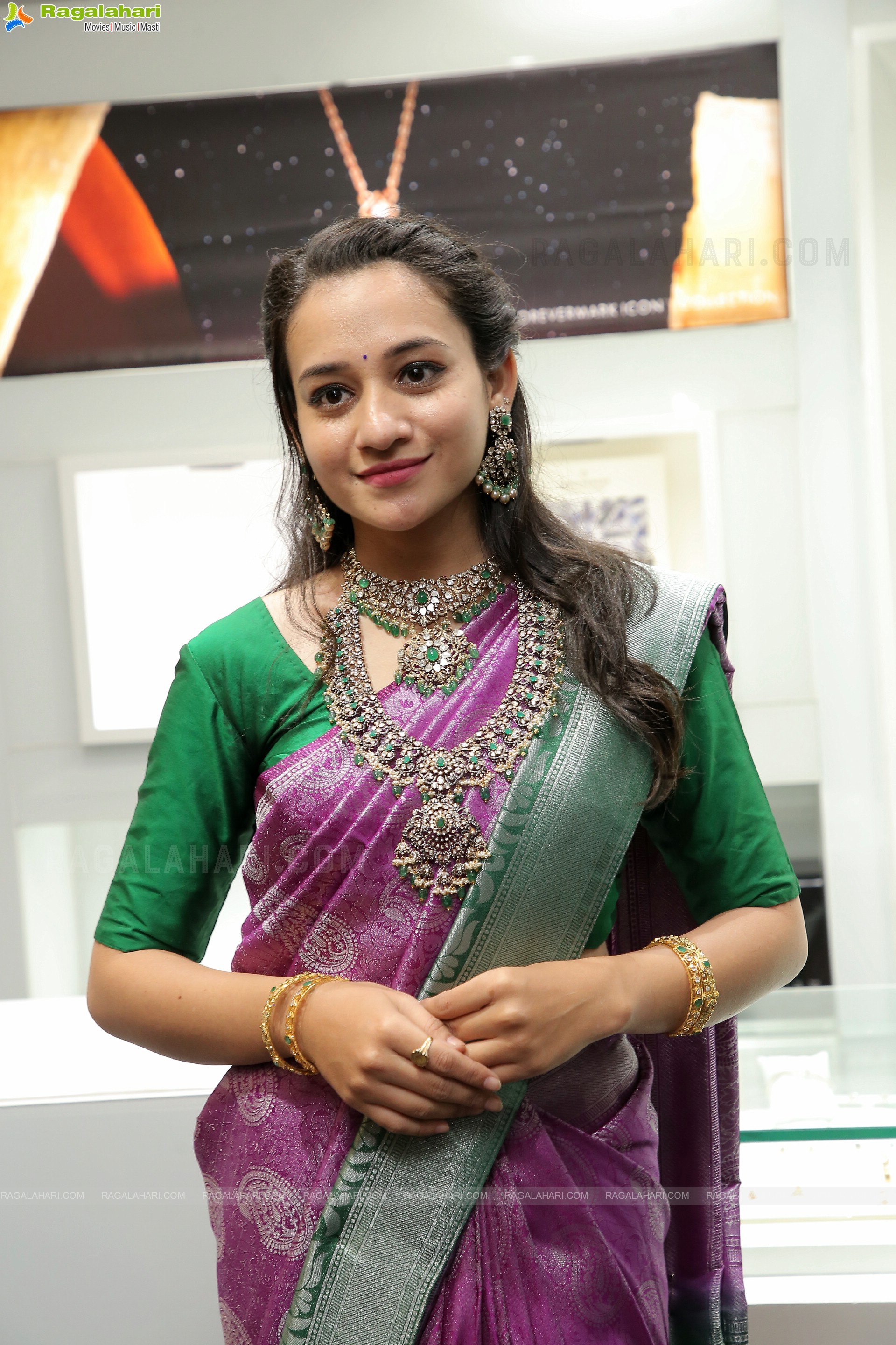 Bhuvaneshwari Showcases a Collection at Manepally Jewellers Special Diwali Collection Launch